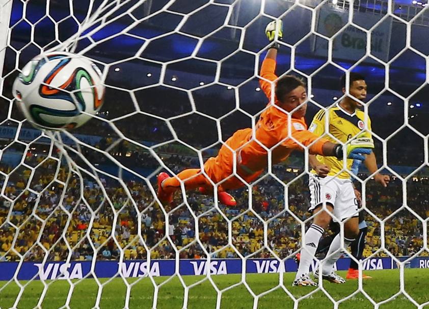 Mondiale Brasile 2014. Ottavi Colombia-Uruguay. Il portiere paraguayano Muslera incassa il gol di James Rodriguez (Reuters)